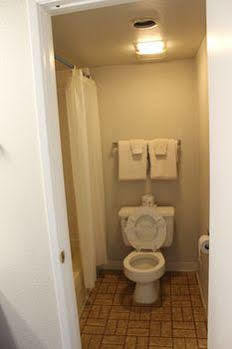 Econo Lodge *