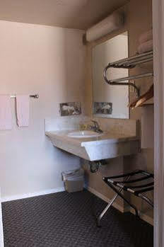 Econo Lodge *
